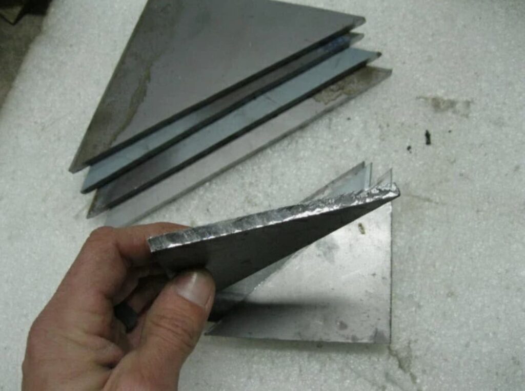 لچکی فلزی مثلثی